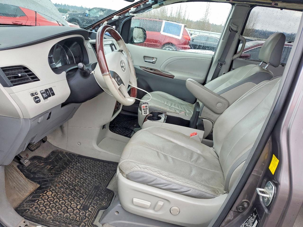 2011 TOYOTA SIENNA