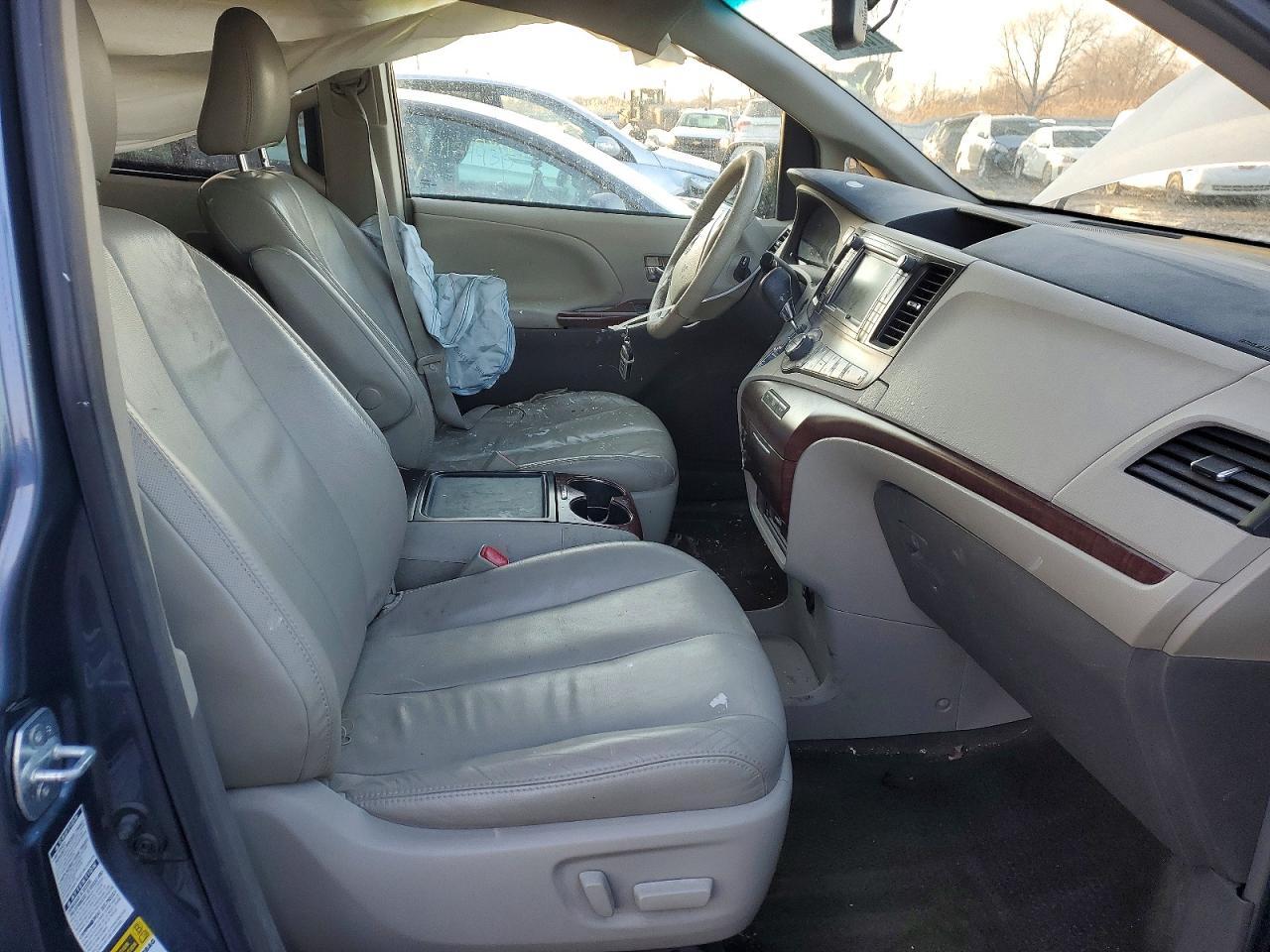 2014 TOYOTA SIENNA