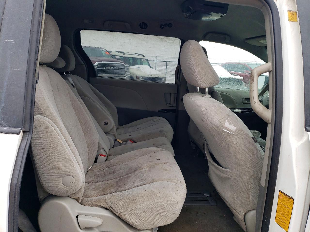 2011 TOYOTA SIENNA
