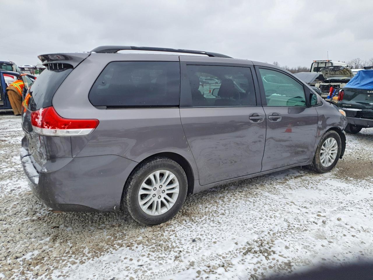 2013 TOYOTA SIENNA