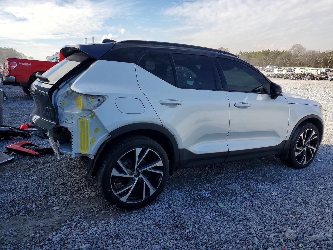2020 VOLVO XC40