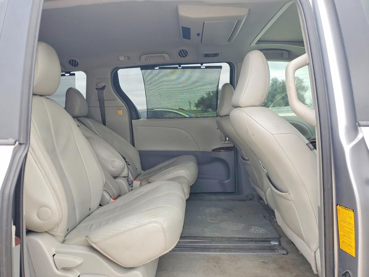 2012 TOYOTA SIENNA