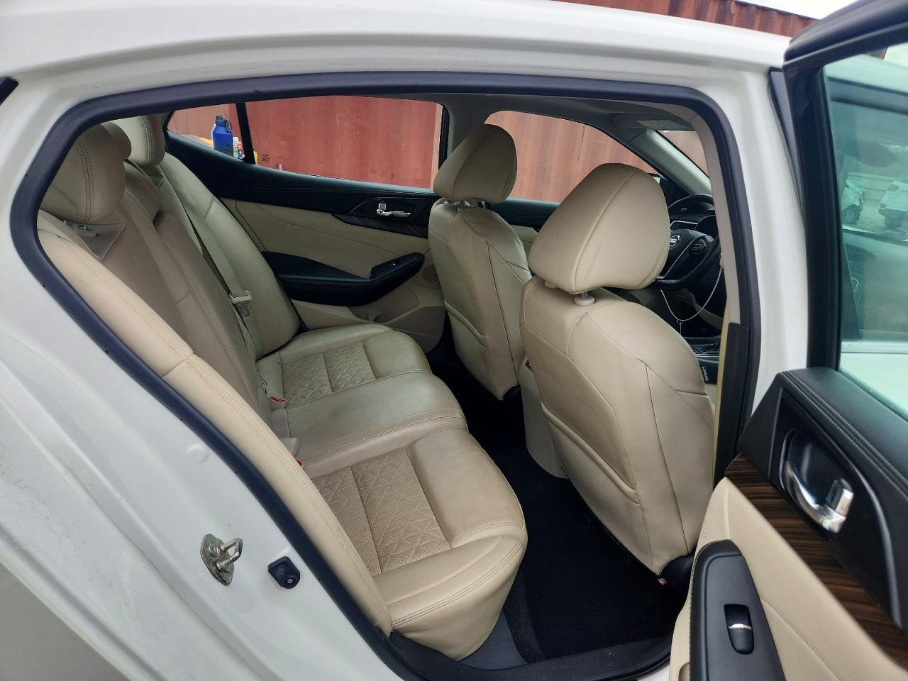 2017 NISSAN Maxima