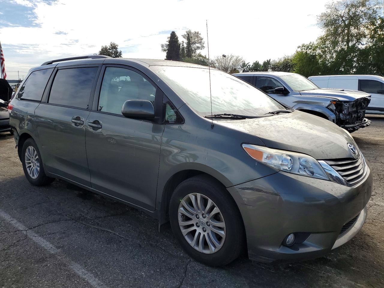 2011 TOYOTA SIENNA