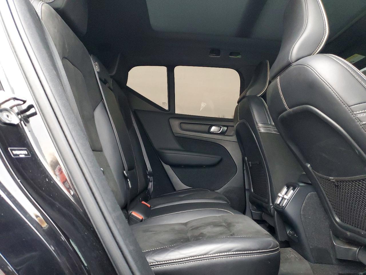 2021 VOLVO XC40
