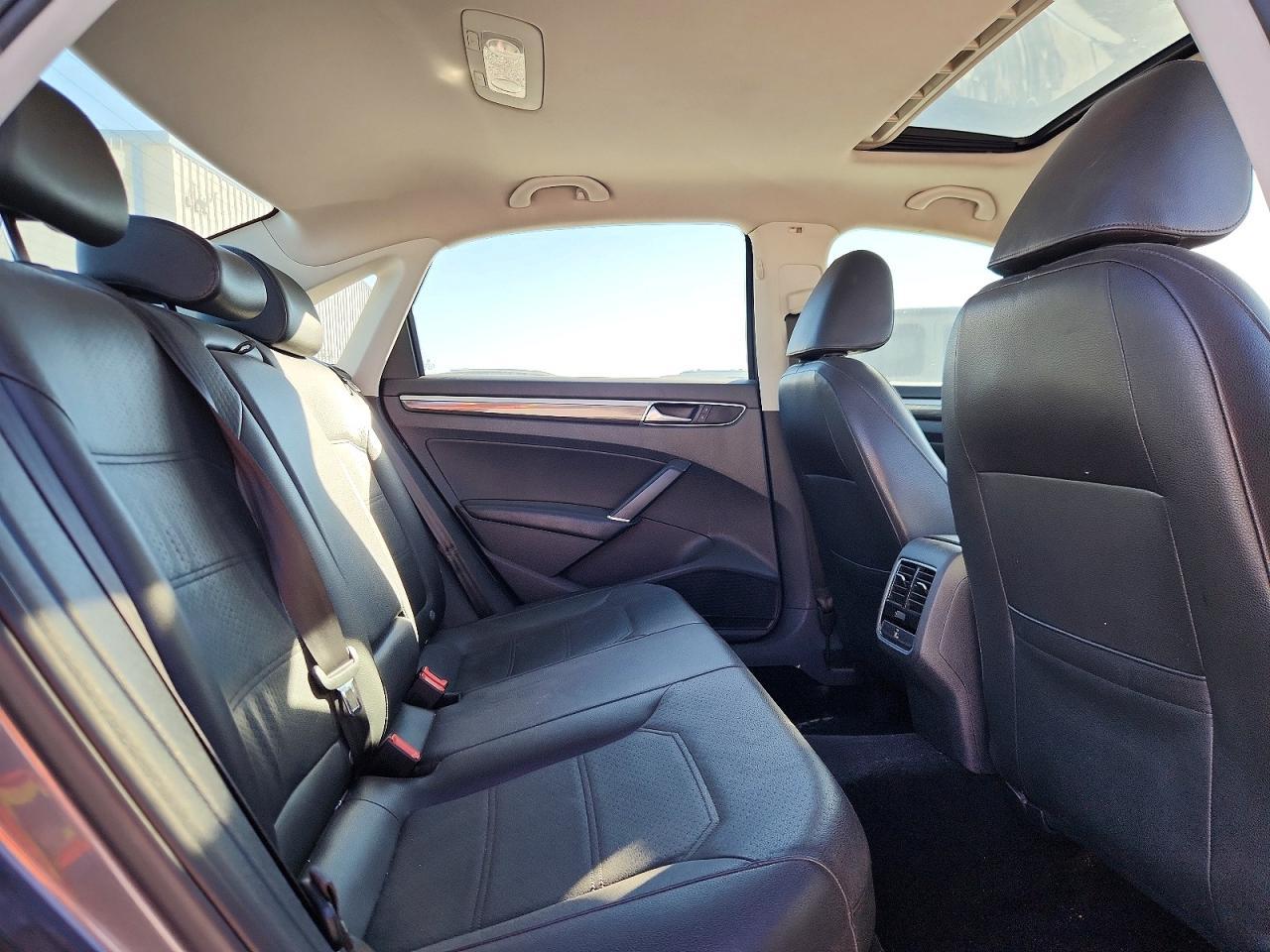 2017 VOLKSWAGEN Passat