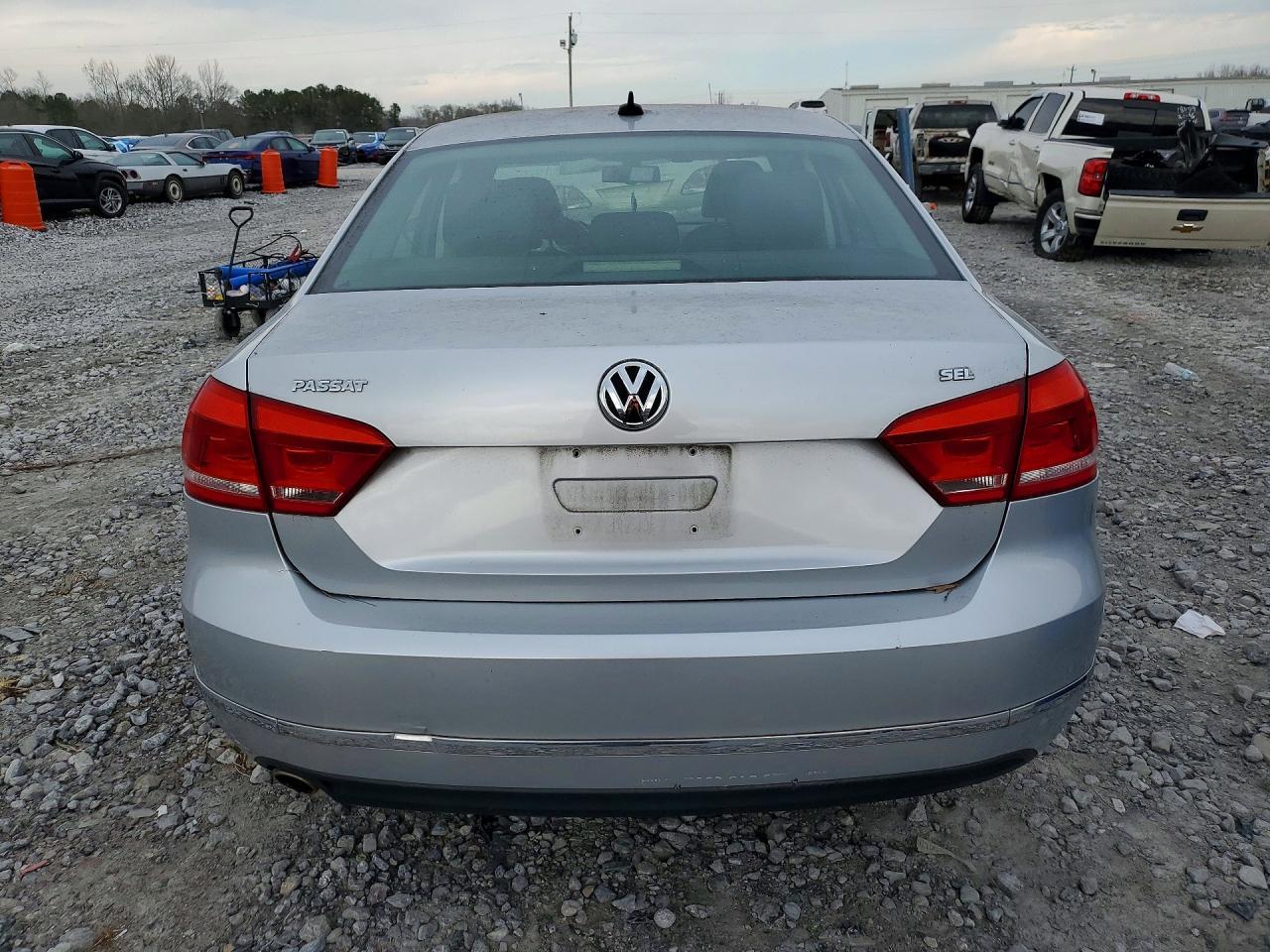 2012 VOLKSWAGEN Passat