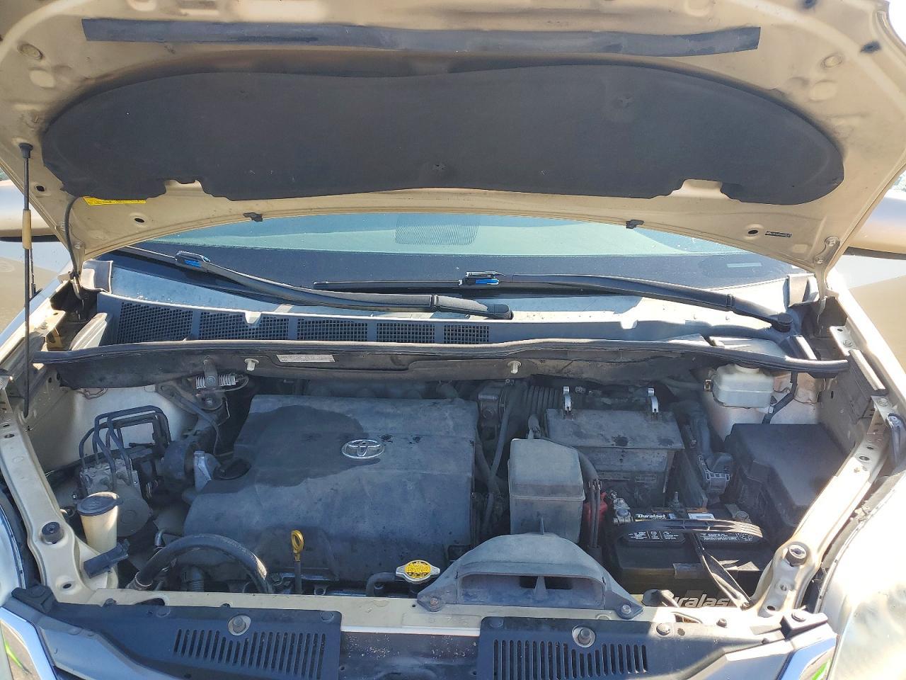 2011 TOYOTA SIENNA
