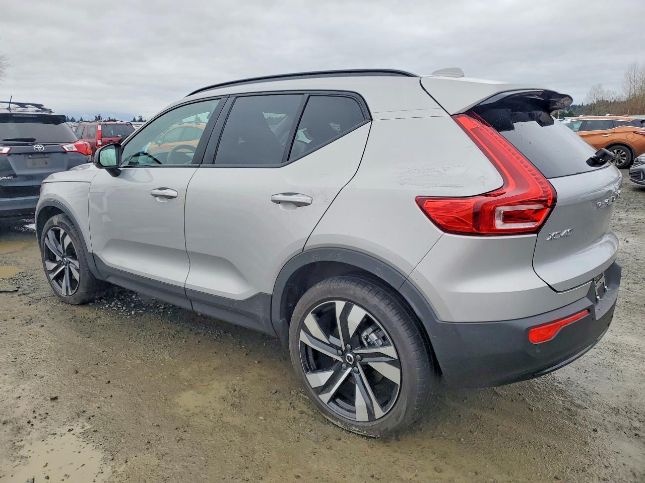 2023 VOLVO XC40