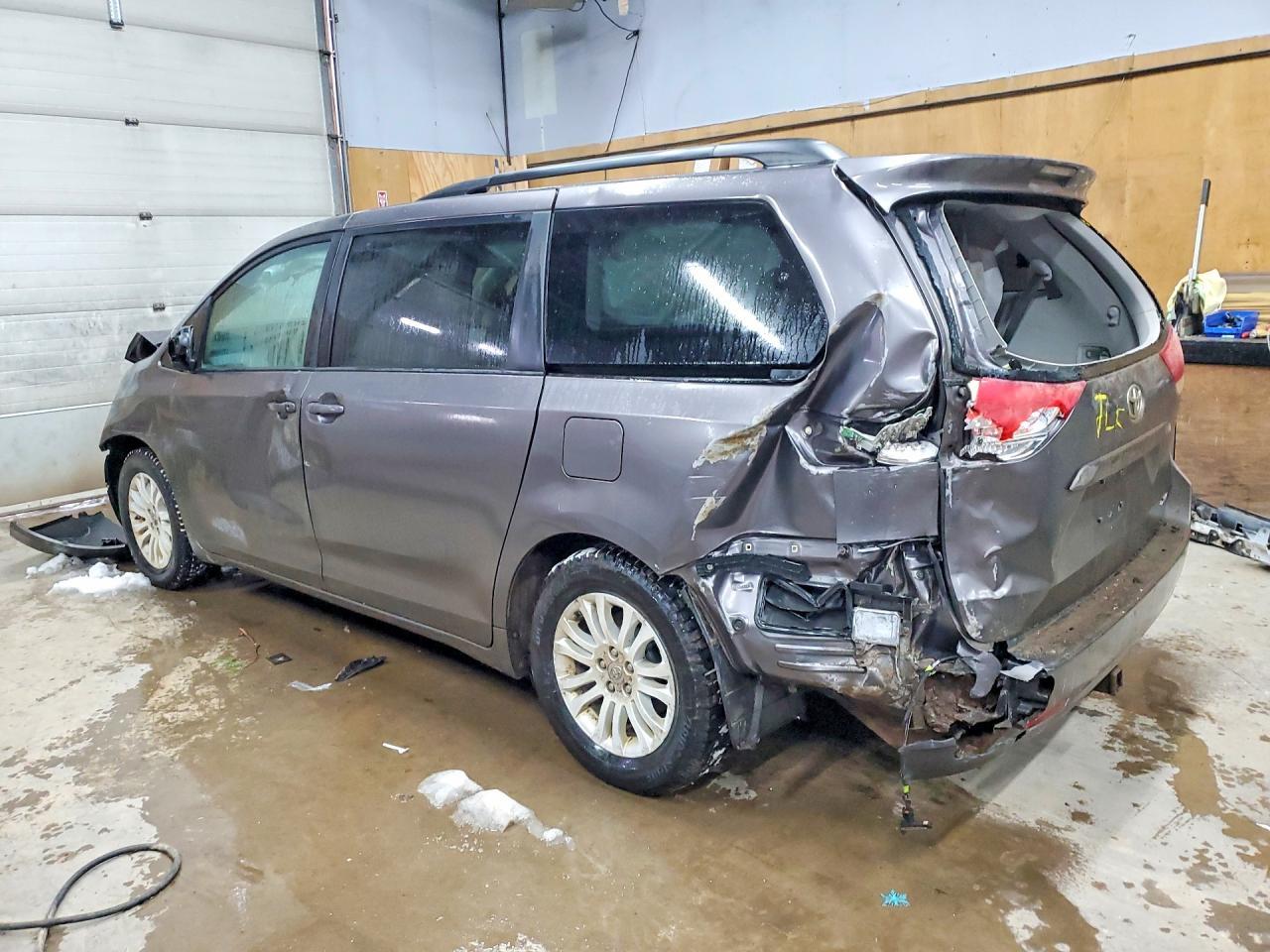 2013 TOYOTA SIENNA