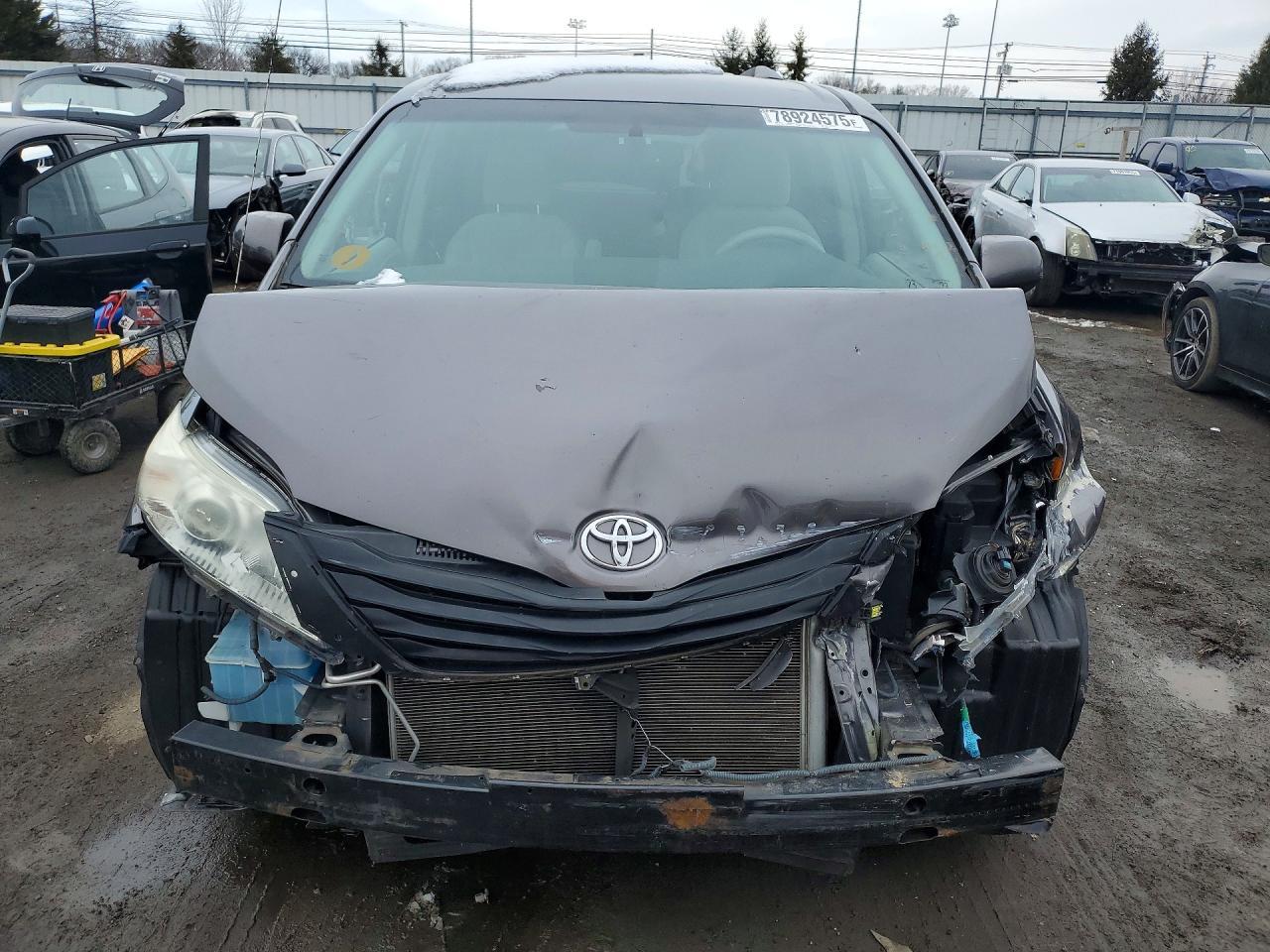 2011 TOYOTA SIENNA