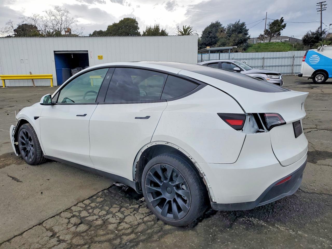 2025 TESLA MODEL Y
