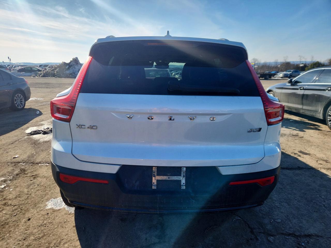 2023 VOLVO XC40