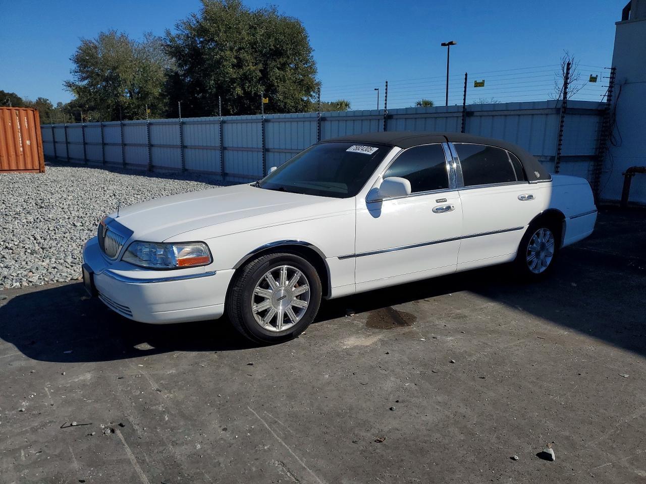 2010 LINCOLN Town Car
