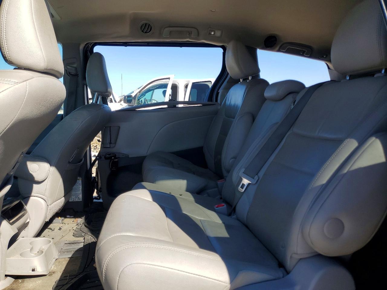 2016 TOYOTA SIENNA