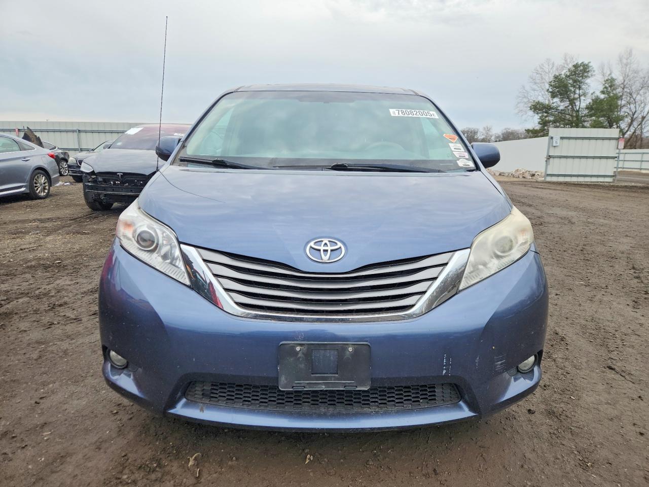 2014 TOYOTA SIENNA
