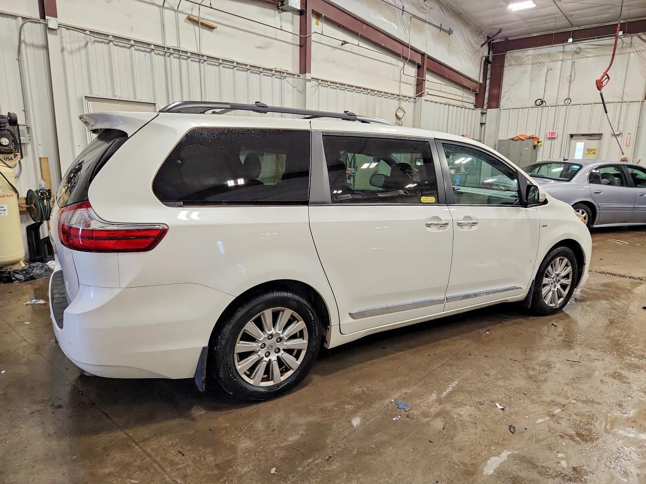 2017 TOYOTA SIENNA