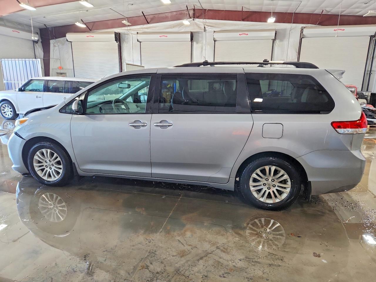 2013 TOYOTA SIENNA