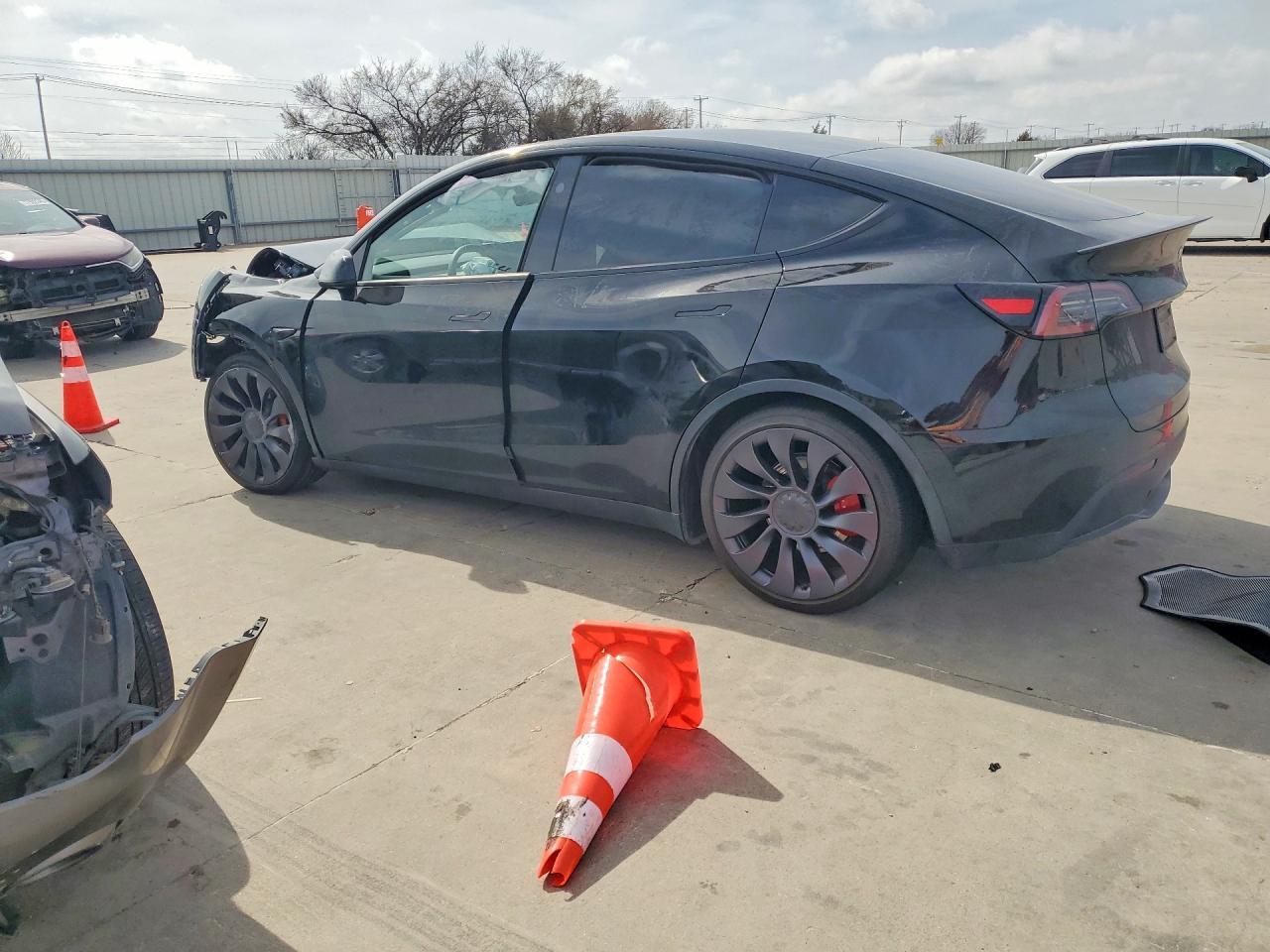 2025 TESLA MODEL Y