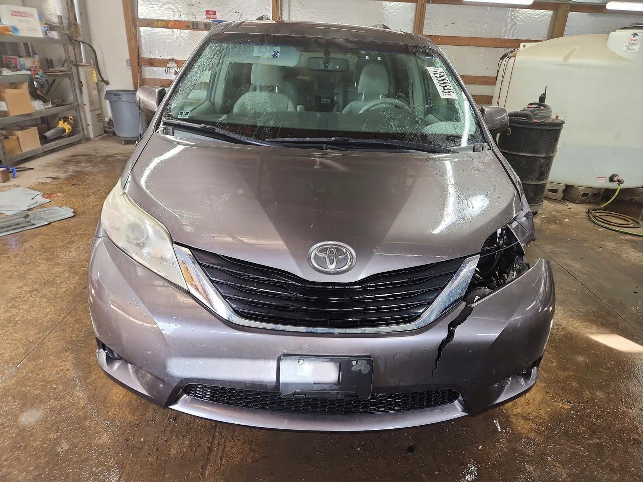 2012 TOYOTA SIENNA