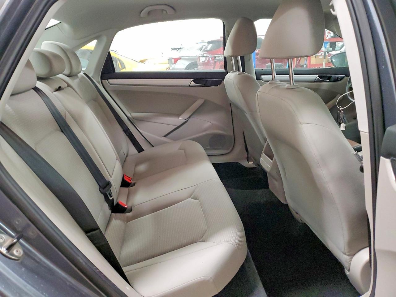 2017 VOLKSWAGEN Passat
