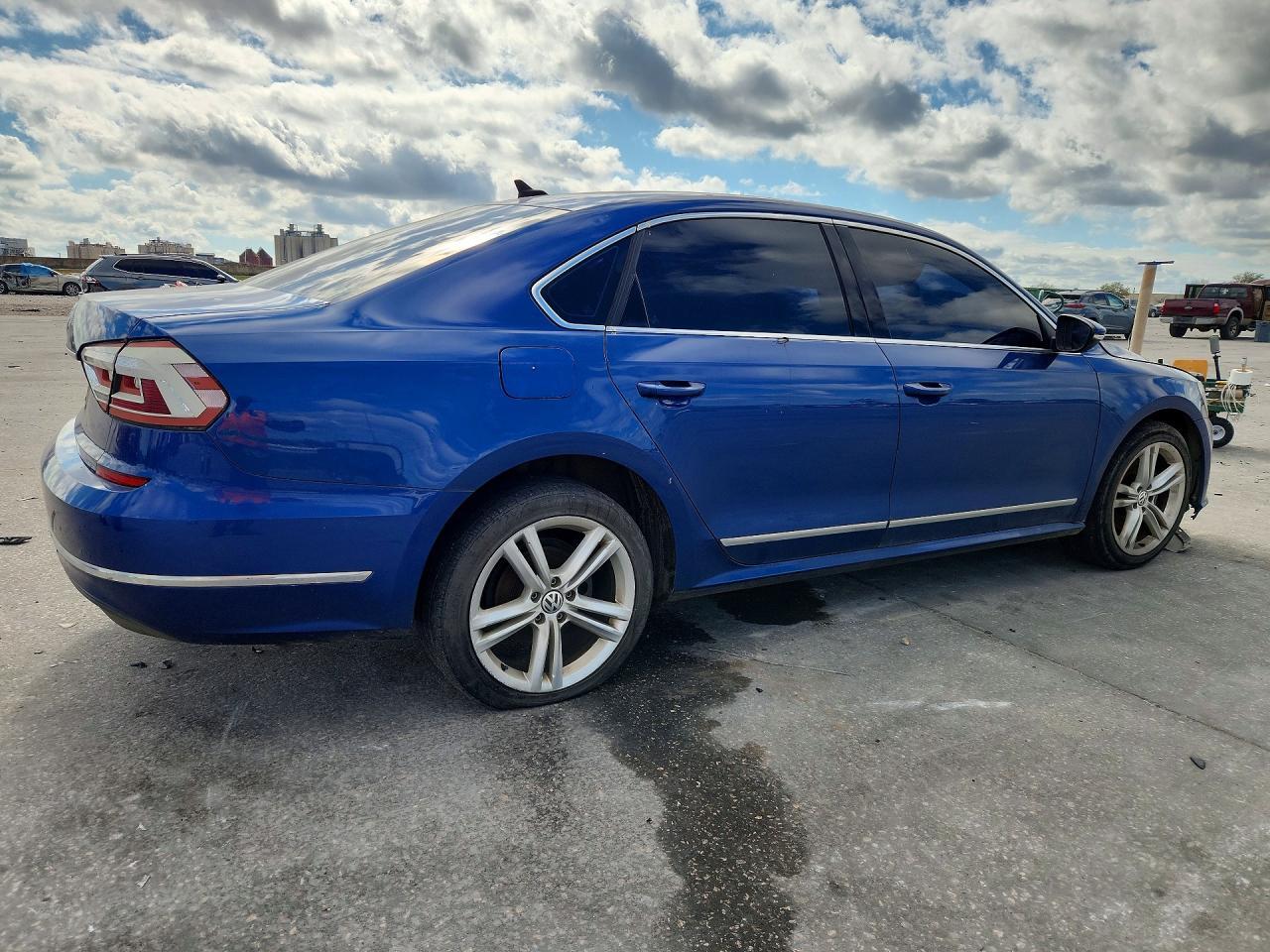 2016 VOLKSWAGEN Passat