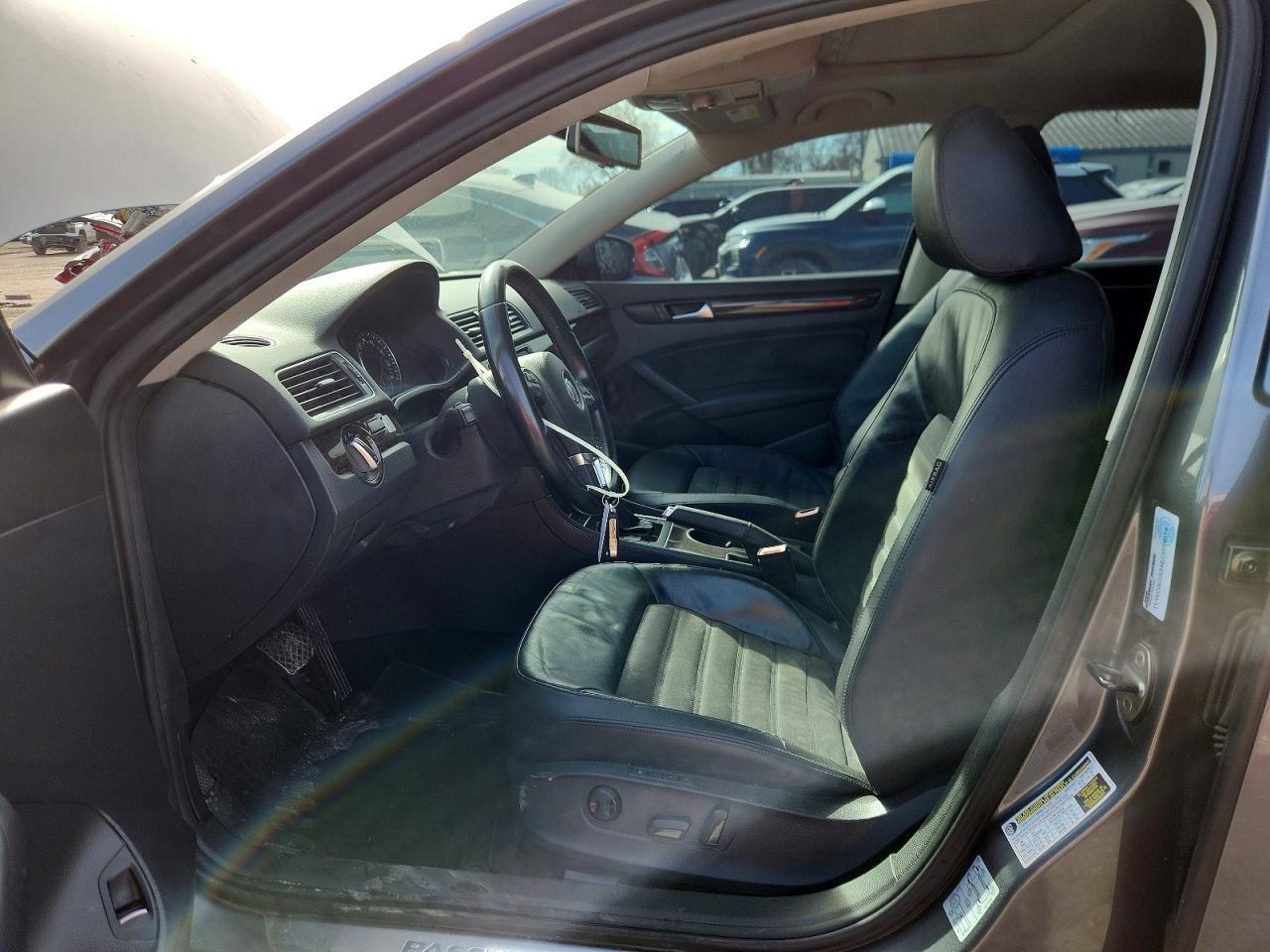 2014 VOLKSWAGEN Passat