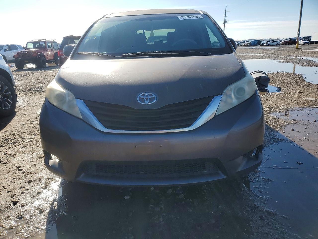 2013 TOYOTA SIENNA