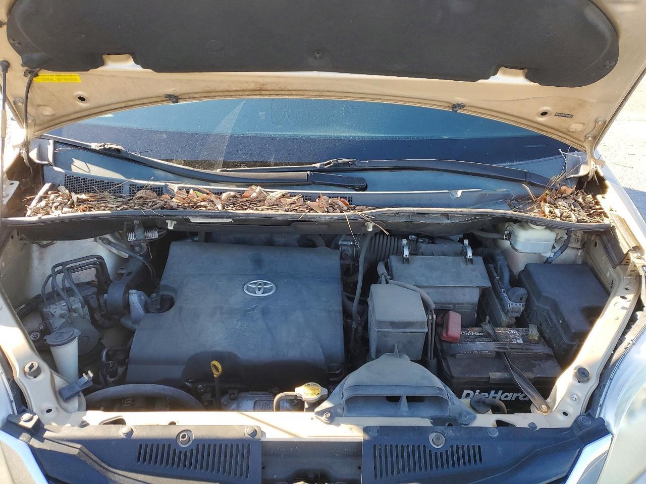 2011 TOYOTA SIENNA