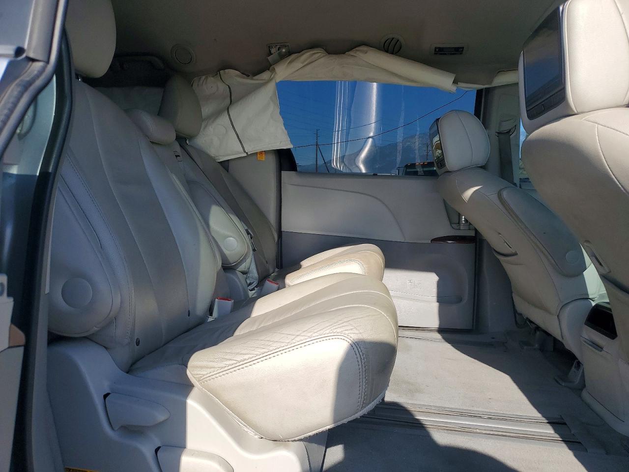 2013 TOYOTA SIENNA