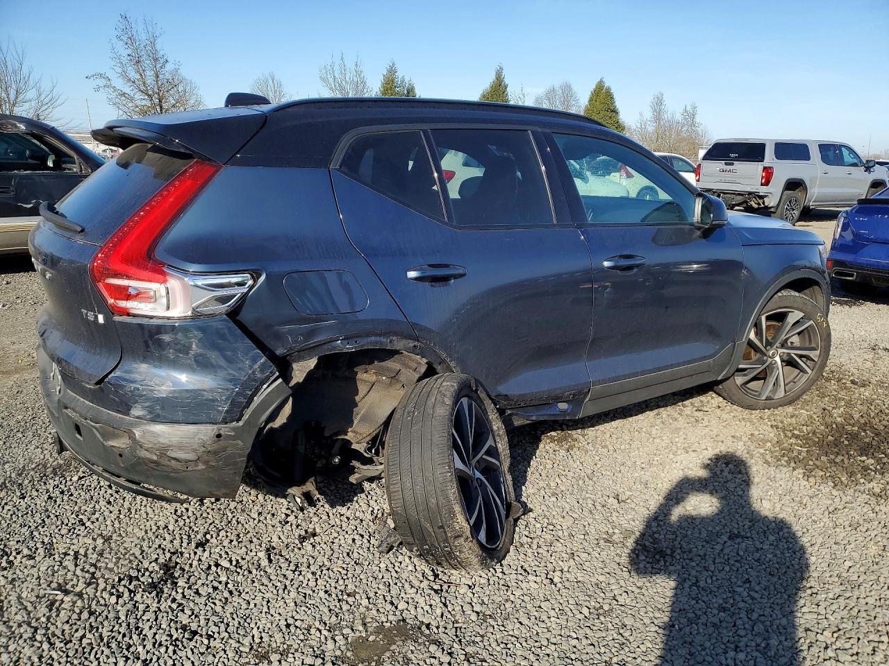 2022 VOLVO XC40