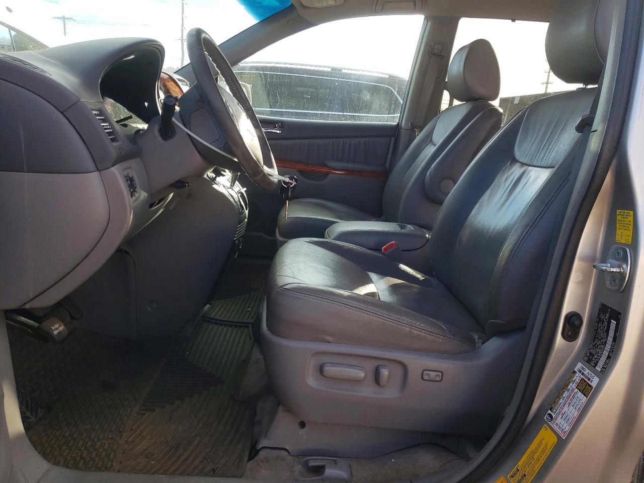 2010 TOYOTA SIENNA