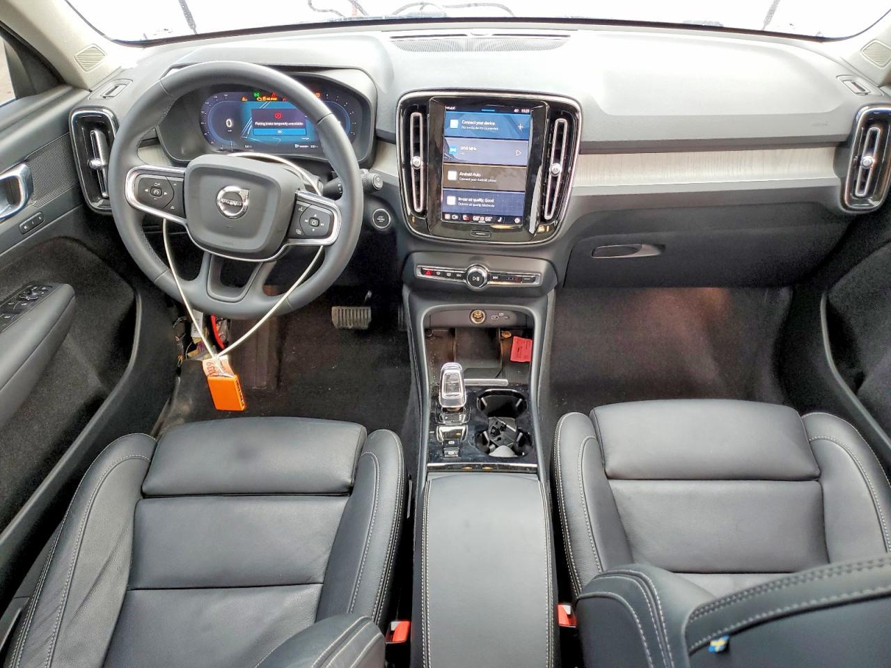2024 VOLVO XC40