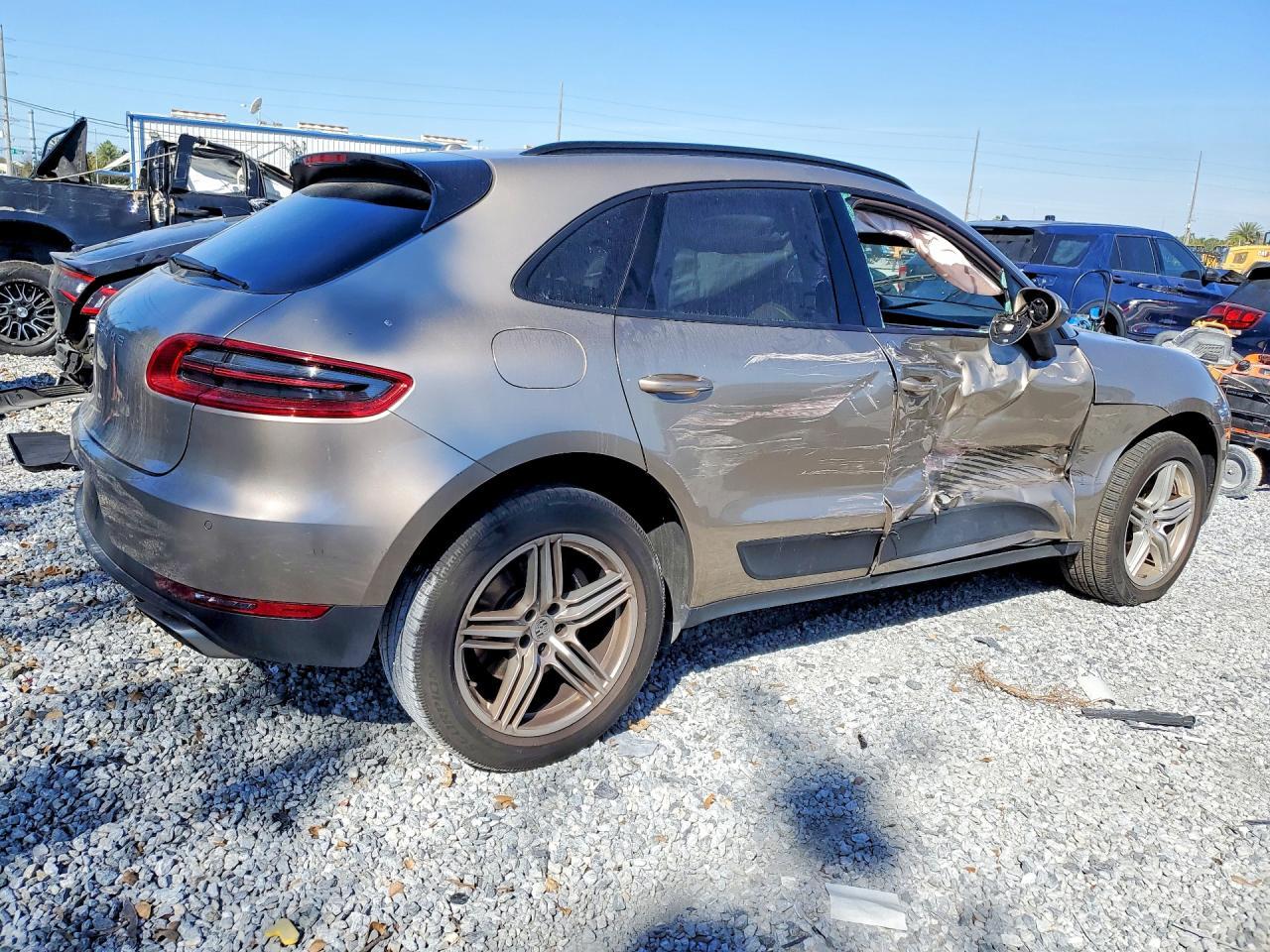 2017 PORSCHE Macan