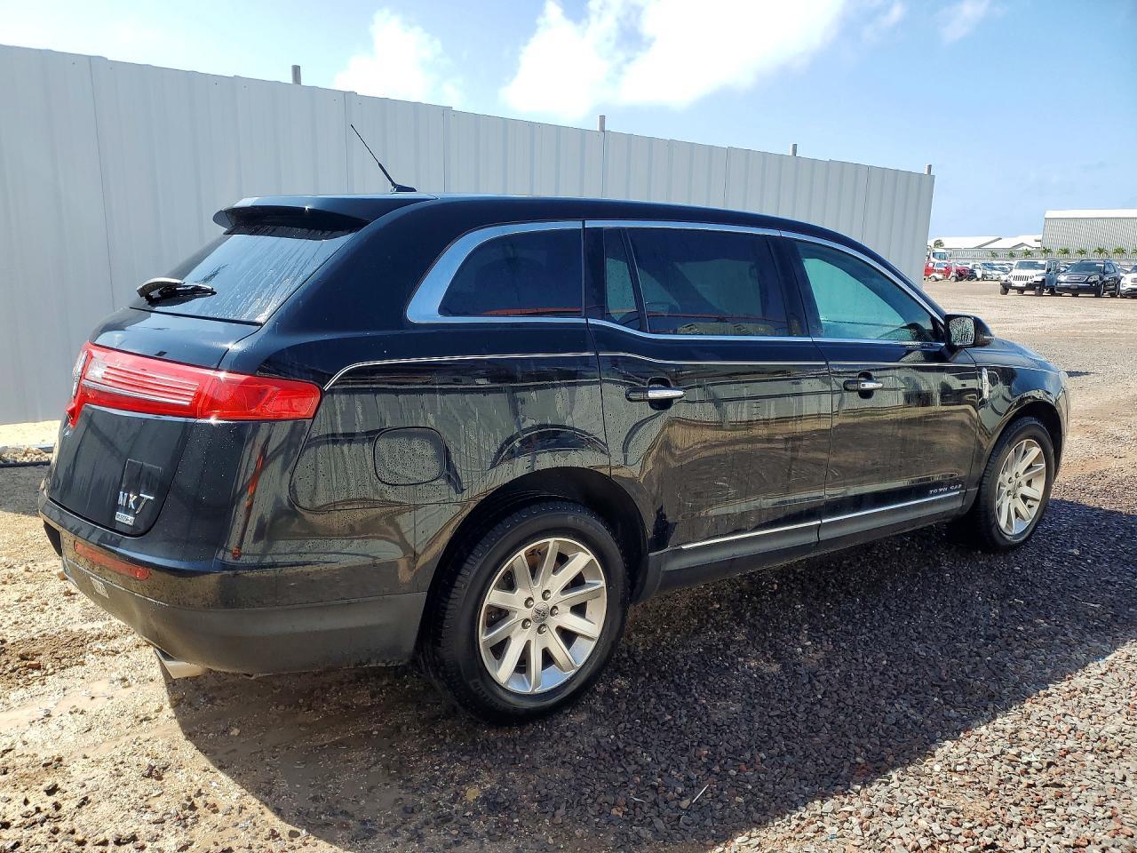 2016 LINCOLN MKT