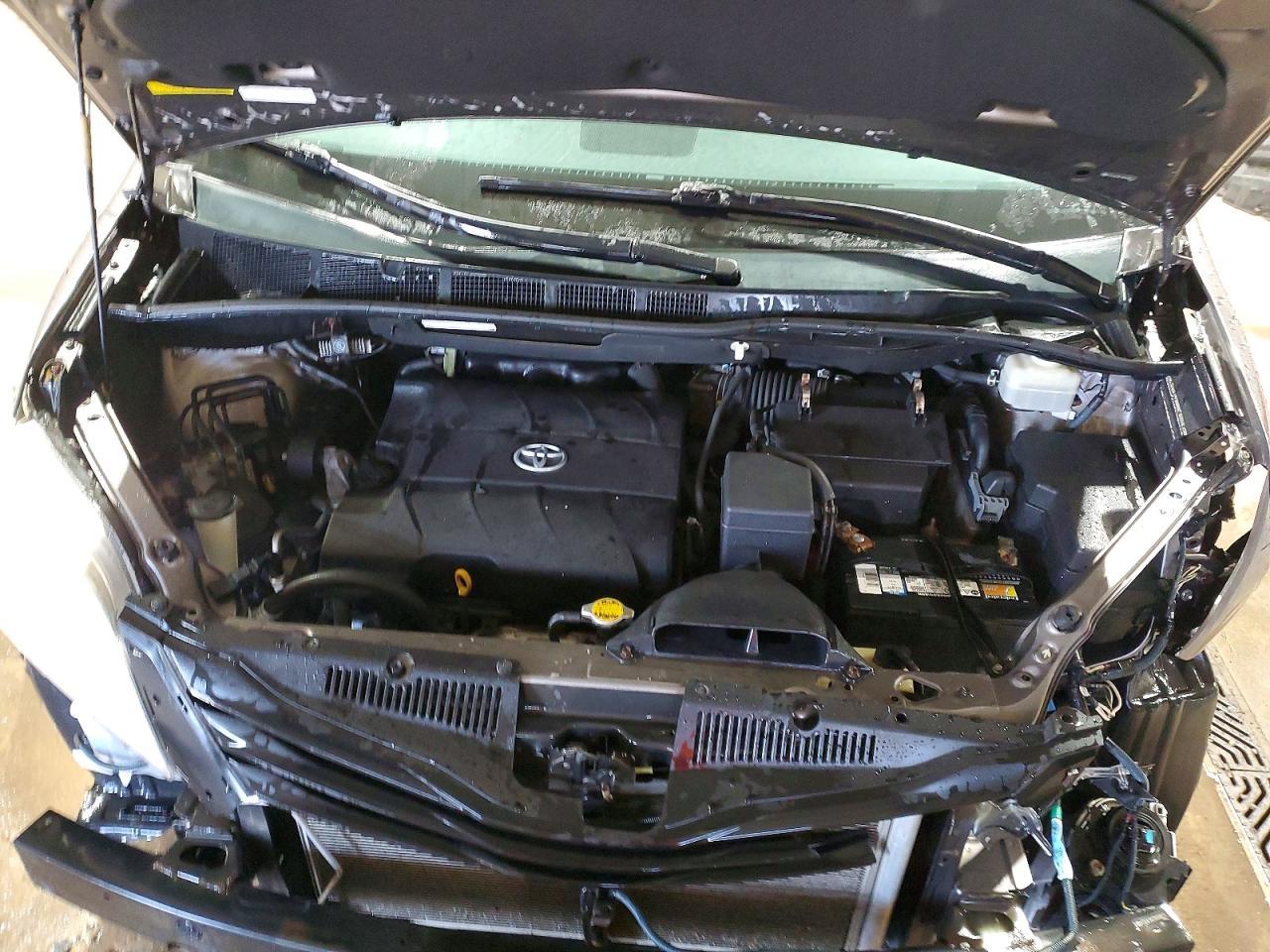 2011 TOYOTA SIENNA