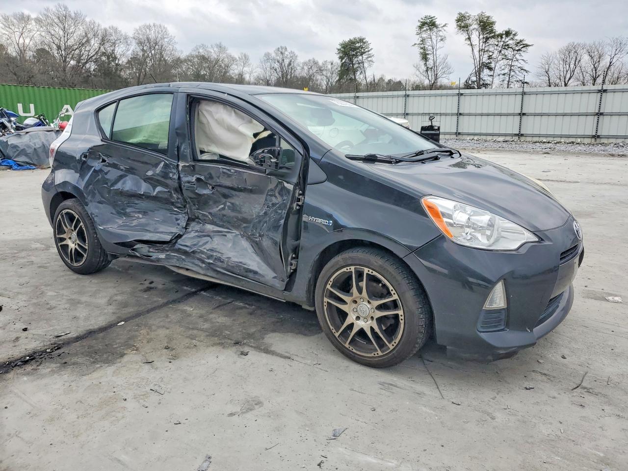 2014 TOYOTA Prius c