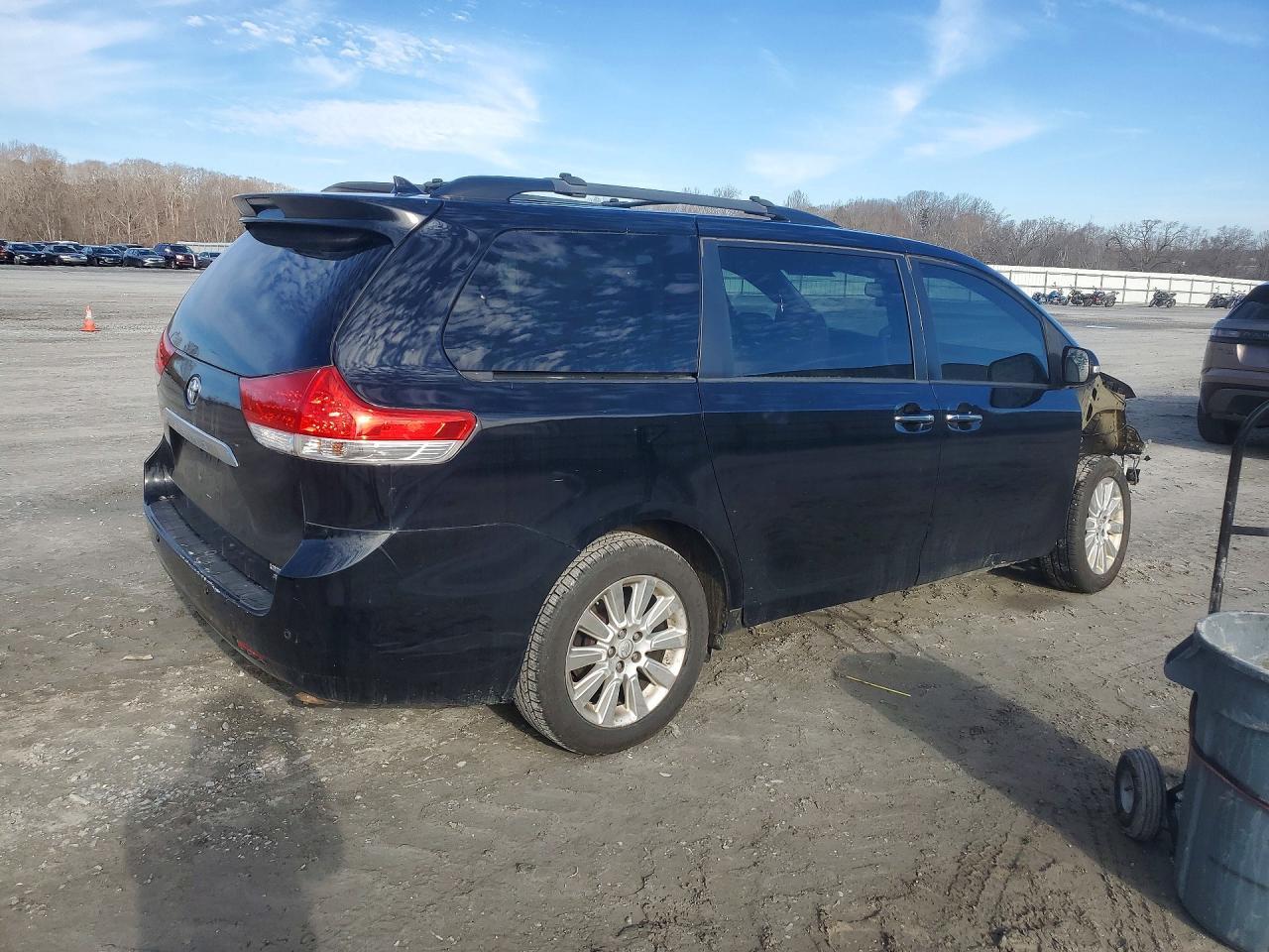 2014 TOYOTA SIENNA