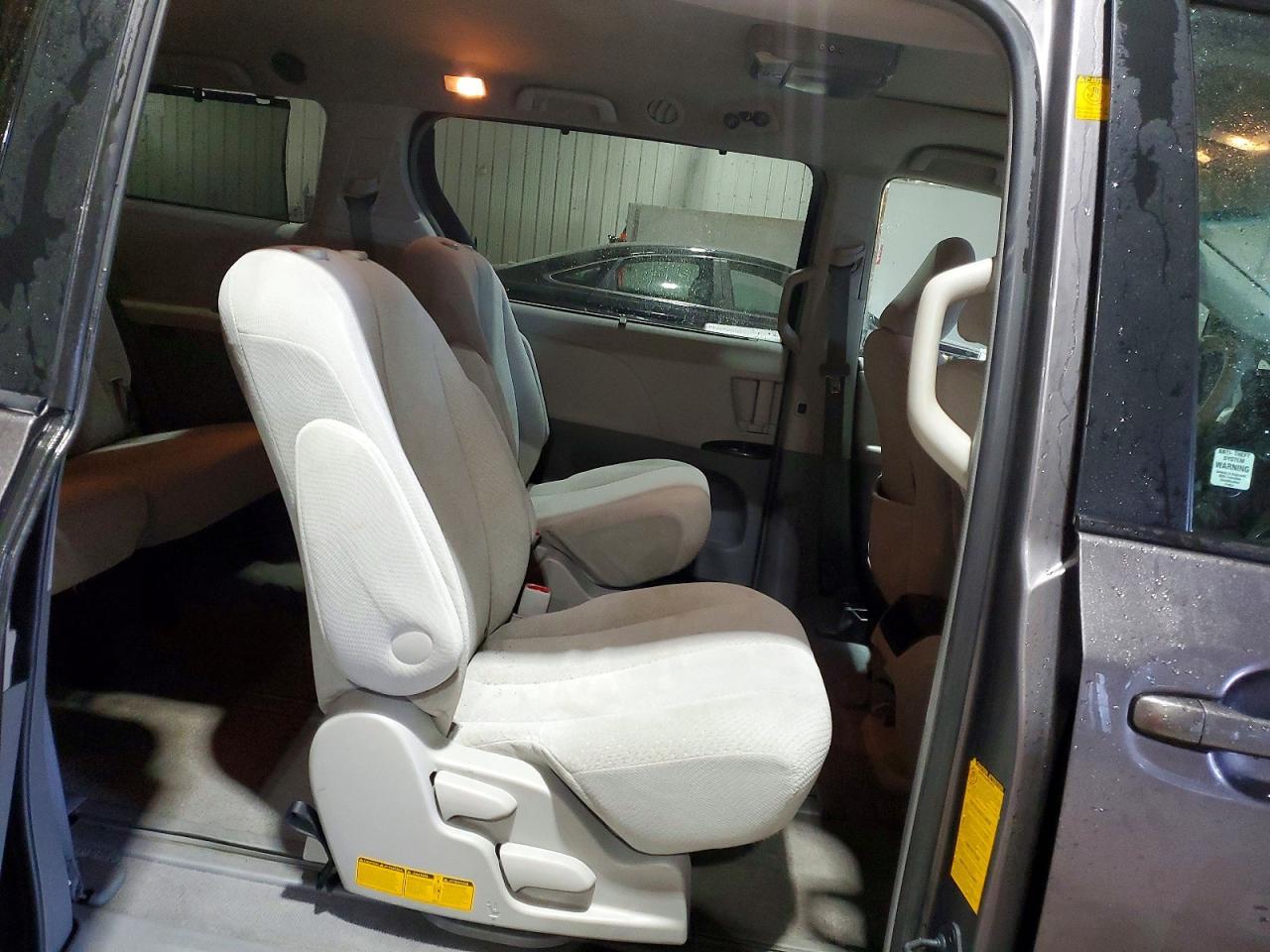 2011 TOYOTA SIENNA