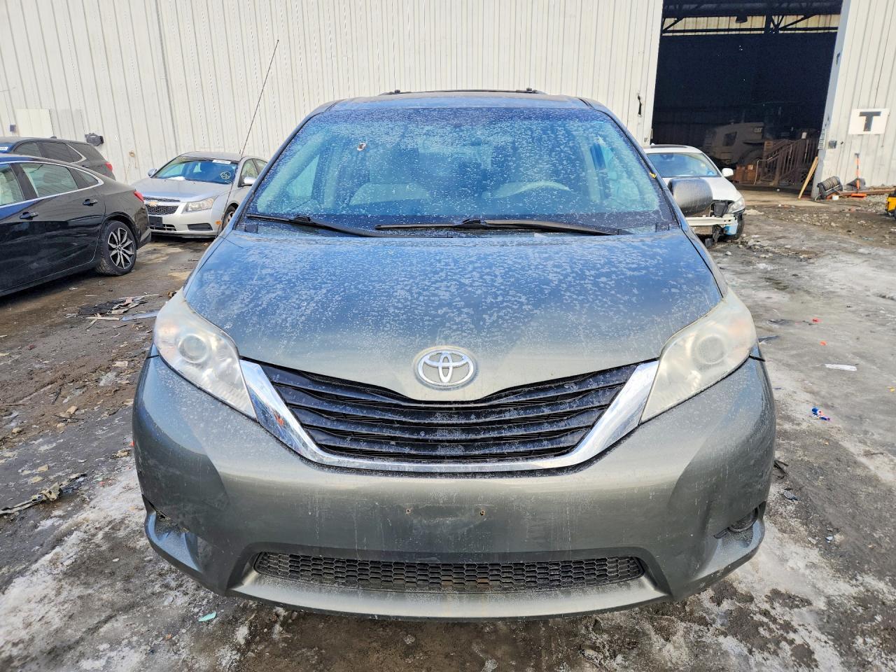 2011 TOYOTA SIENNA