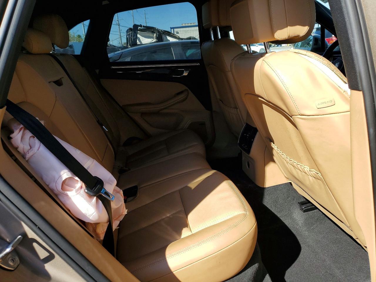 2017 PORSCHE Macan