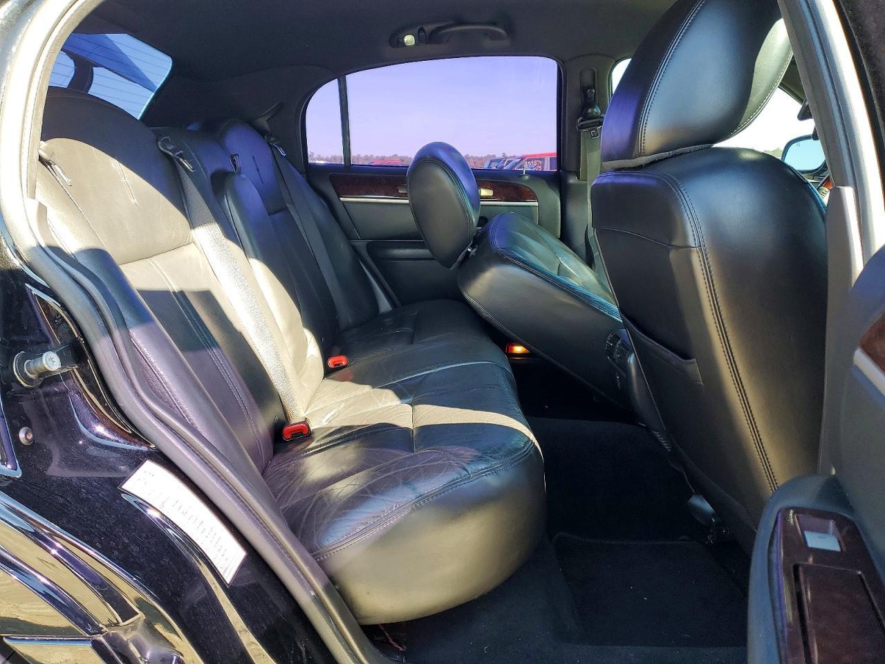 2011 LINCOLN Town Car