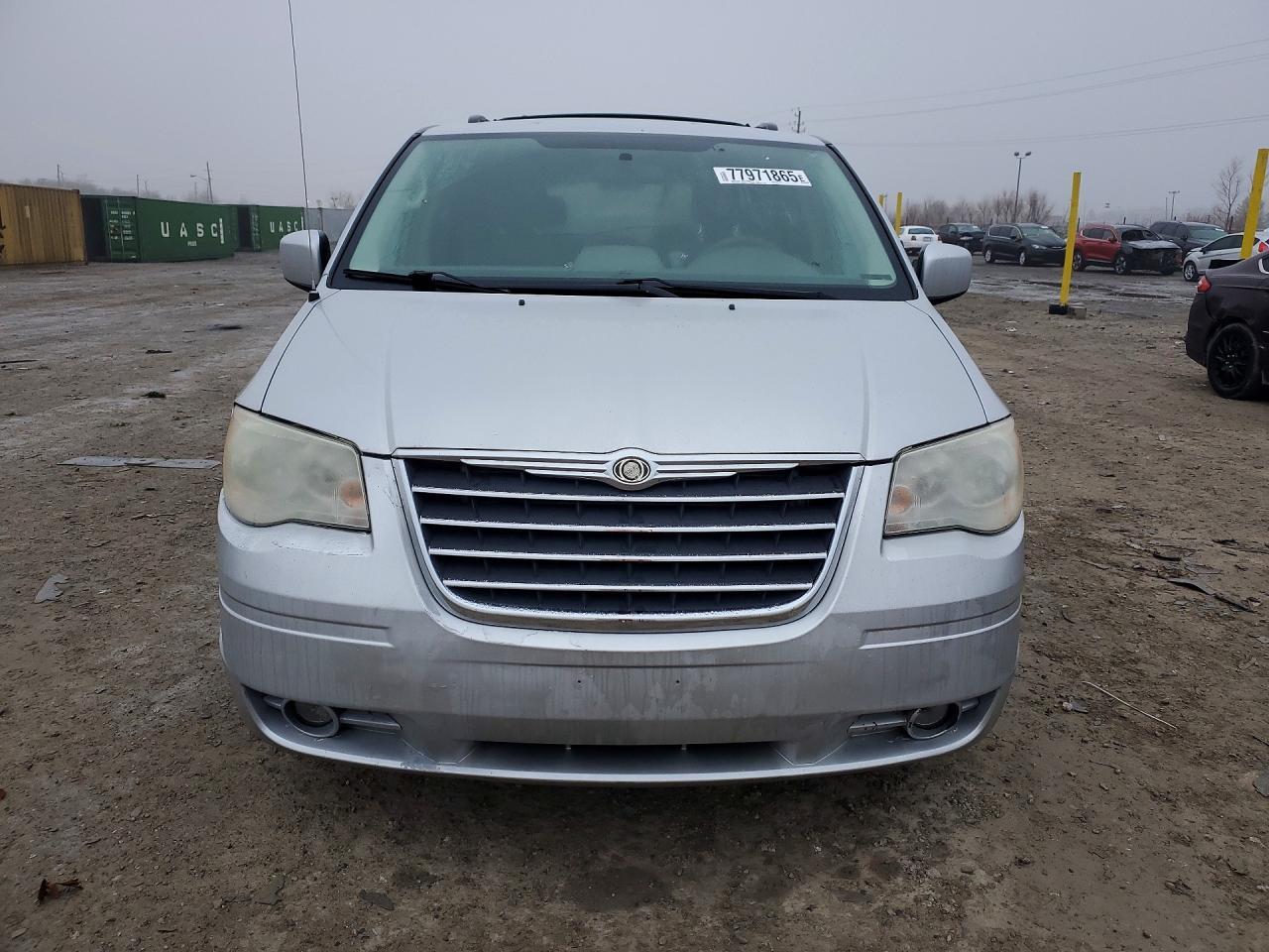 2010 CHRYSLER Town & Country