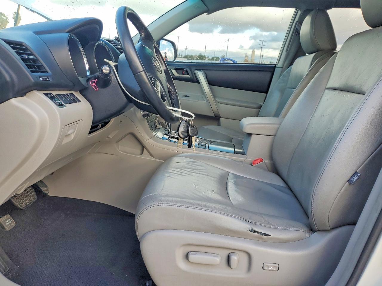 2011 TOYOTA HIGHLANDER