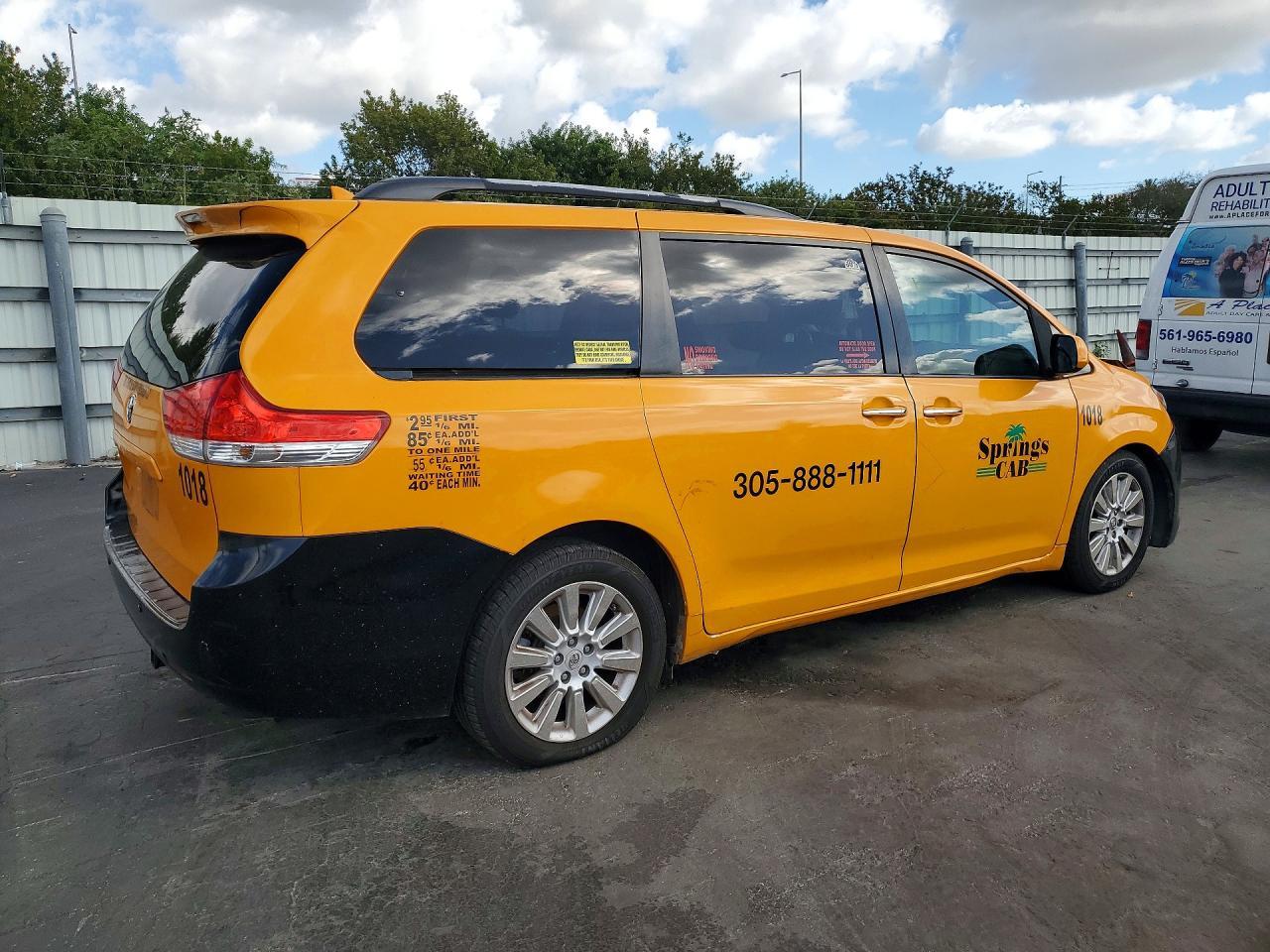 2011 TOYOTA SIENNA