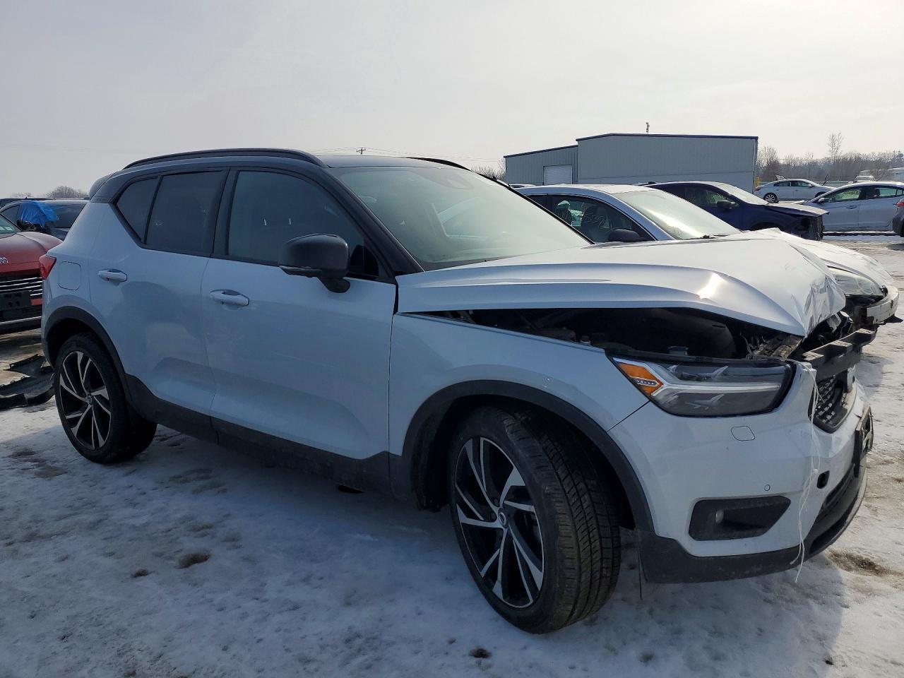 2020 VOLVO XC40