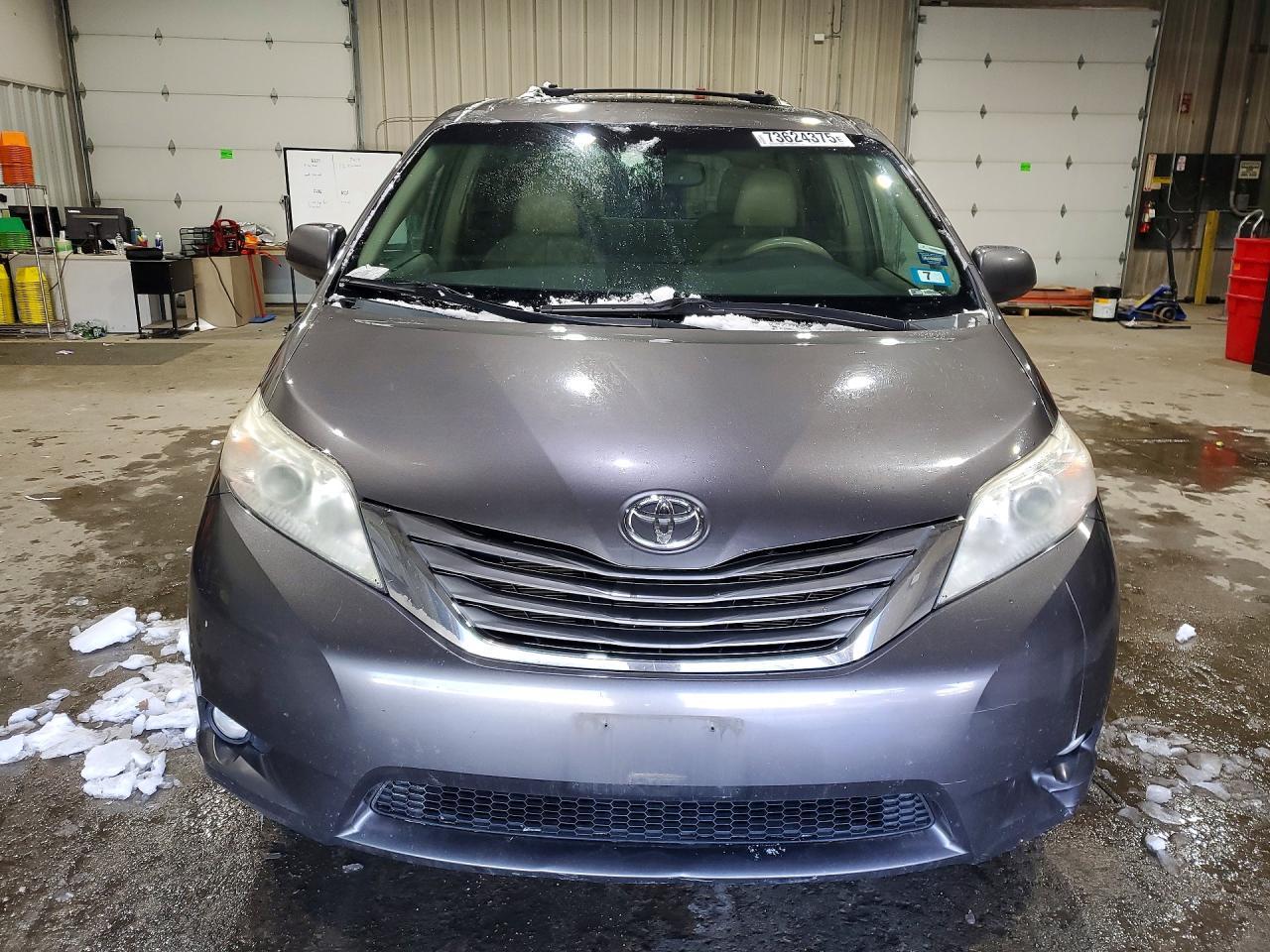 2011 TOYOTA SIENNA