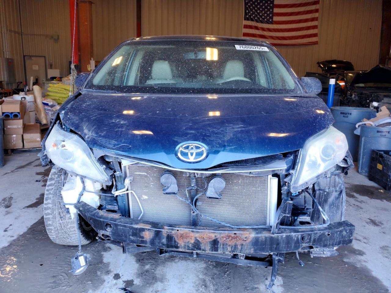 2012 TOYOTA SIENNA