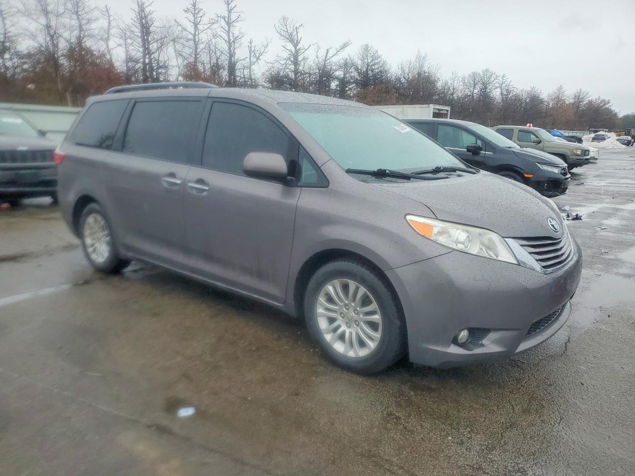2015 TOYOTA SIENNA