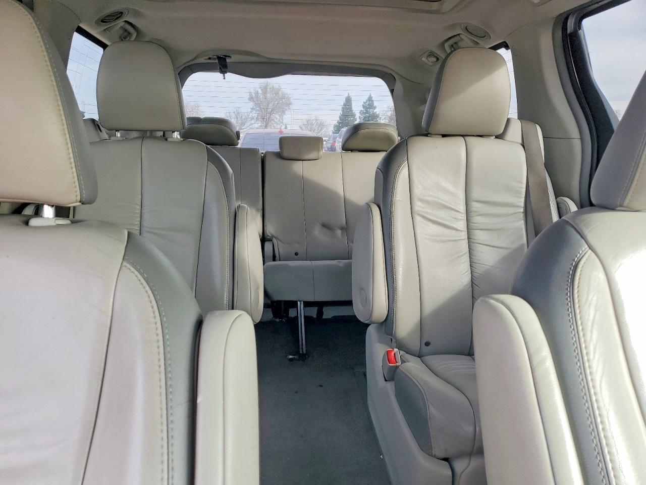 2011 TOYOTA SIENNA